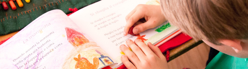 bimbo con cerette che disegna