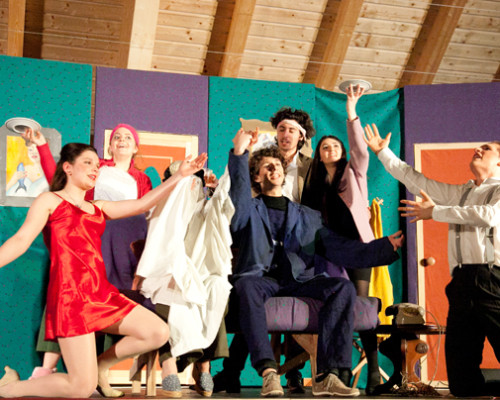 Rumori fuori scena: una commedia esilarante per una classe esuberante